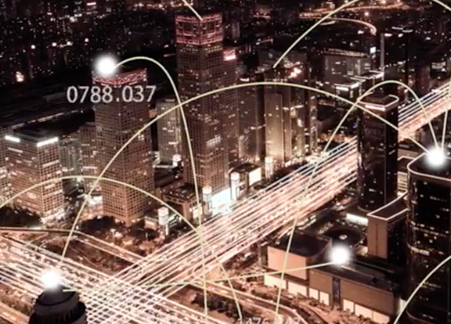 从高空俯瞰城市，线条显示了联网设备之间的连接